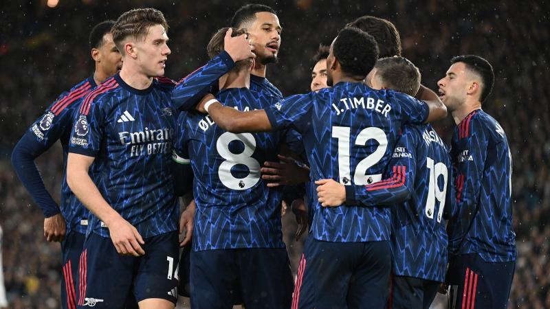 兰德尔被希尔德无球跑位晃晕 后者出空位后接球三分直接命中